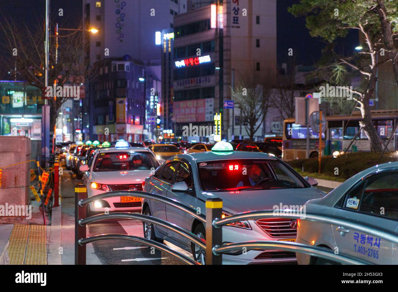 Busan, Südkorea - 24. März 2016: Nächtliche Stadtstraße mit stehendem Taxi. Stockfoto