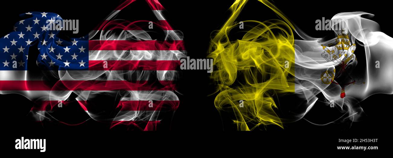 Vereinigte Staaten von Amerika gegen Italien, Italien, Vatikan Rauchflaggen nebeneinander platziert Stockfoto
