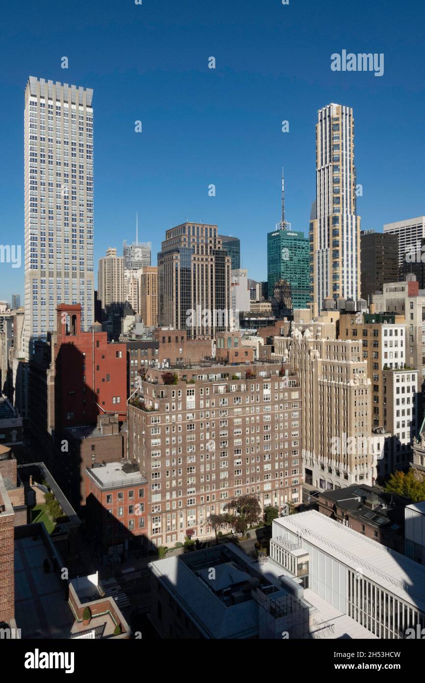 Blick auf die Skyline von Manhattan von einem Murray Hill Apartment-Dach aus, New York City, USA Stockfoto