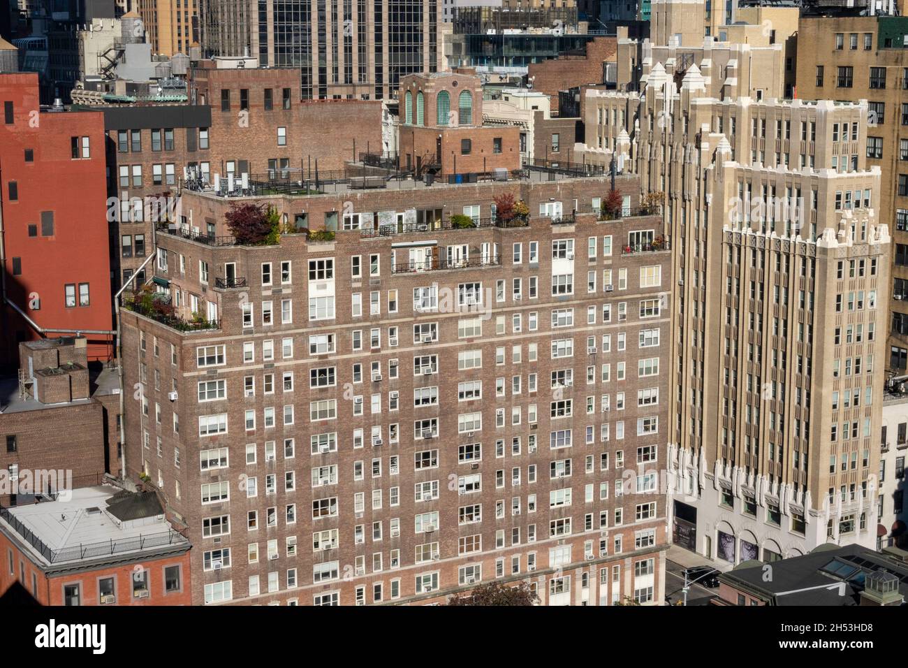 Blick auf die Skyline von Manhattan von einem Murray Hill Apartment-Dach aus, New York City, USA Stockfoto