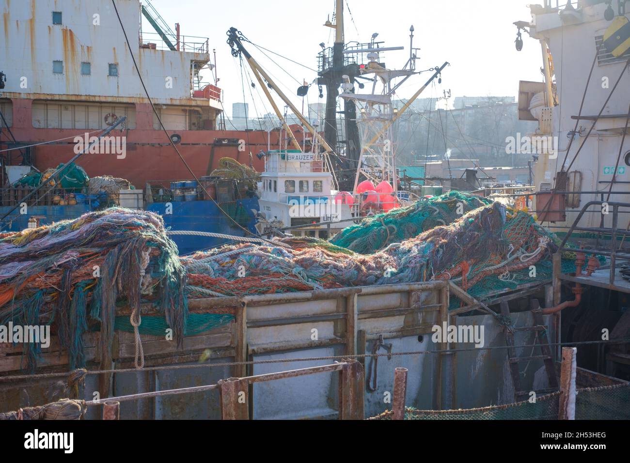 Wladiwostok, Russland - 7. Januar 2019: Das Fischereischiff, auf dem Deckfischernetze liegen. Stockfoto