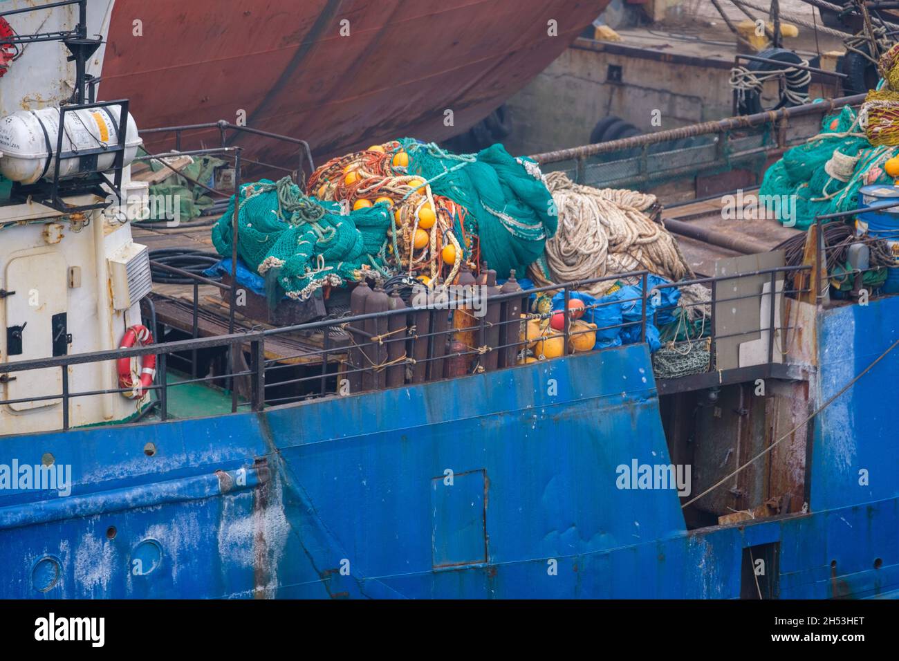 Wladiwostok, Russland - 7. Januar 2019: Das Fischereischiff, auf dem Deckfischernetze liegen. Stockfoto