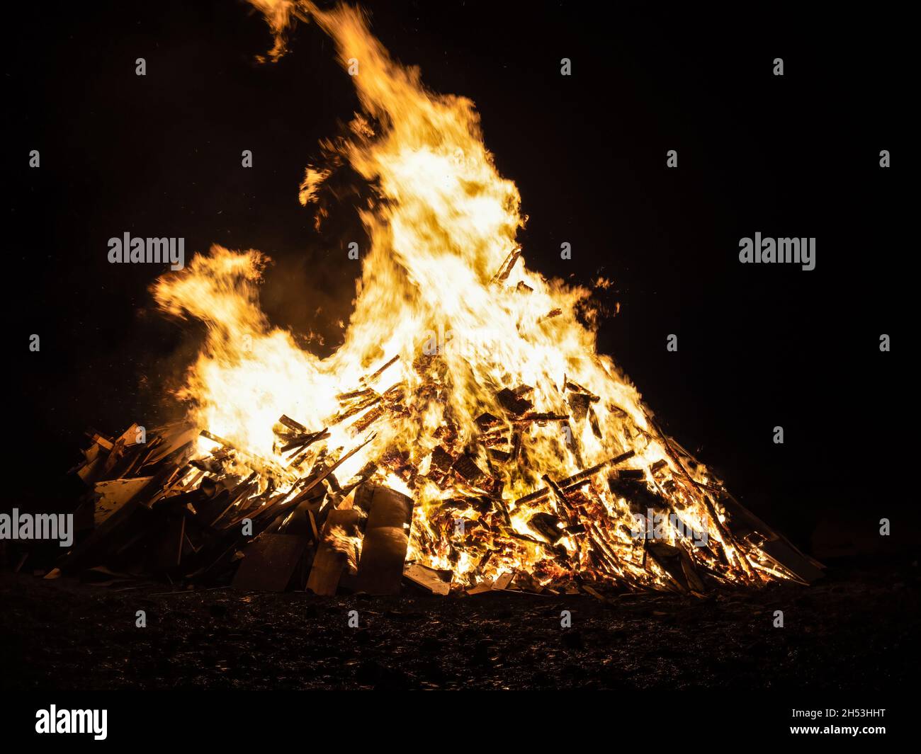 Flammen, Lagerfeuer in der Nacht. Stockfoto