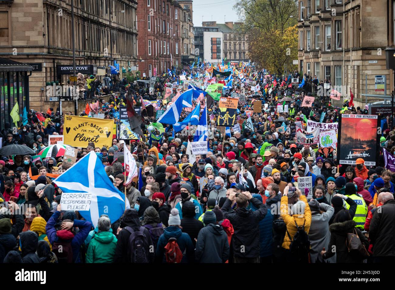 Glasgow, Großbritannien. November 2021. Der Globale Aktionstag zieht Tausende von Demonstranten des Klimawandels in die Stadt. Aus dem Protest werden Bewegungen gegen die führenden Politiker der Welt mobilisiert, die am COP26-Klimagipfel teilnehmen. Kredit: Andy Barton/Alamy Live Nachrichten Stockfoto