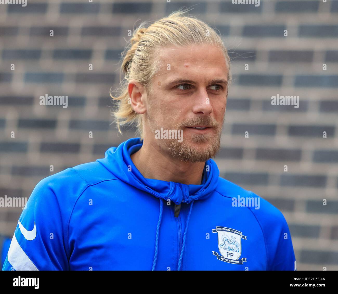 Nottingham, Großbritannien. November 2021. Brad Potts #44 von Preston North End steigt am 11/6/2021 aus dem Mannschaftsbus aus, als er am City Ground Stadium in Nottingham, Großbritannien, ankommt. (Foto von James Heaton/News Images/Sipa USA) Quelle: SIPA USA/Alamy Live News Stockfoto