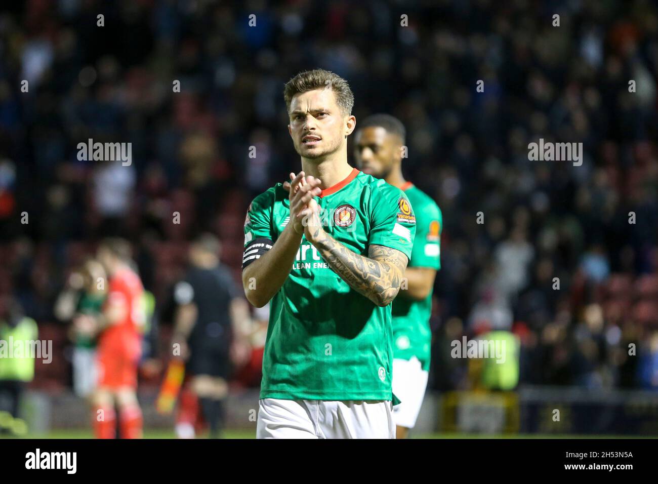 LONDON, GBR. 6. NOVEMBER Jack Paxman von Ebbsfleet United würdigt die Fans am Ende des Matches während des FA Cup-Spiels zwischen Leyton Orient und Ebbsfleet United am Samstag, 6. November 2021 im Matchroom Stadium, London. (Kredit: Tom West | MI News) Kredit: MI Nachrichten & Sport /Alamy Live News Stockfoto