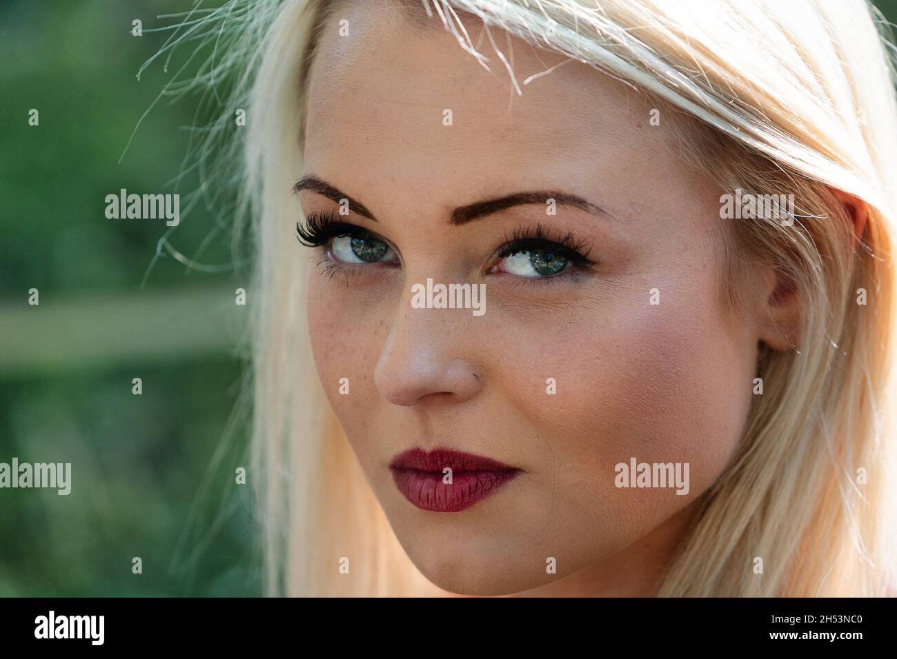 Porträt einer jungen Frau im Freien mit einem charmanten Look - sie ist ernst und entschlossen Stockfoto