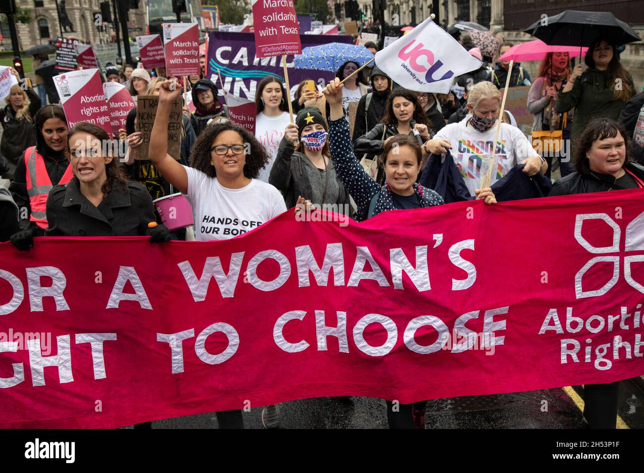 Frauen marschieren durch Westminster hinter einem Banner für Abtreibungsrechte auf einem Pro-Choice-Protest für das Wahlrecht einer Frau, in Solidarität mit Frauen in Texas, die am 2. Oktober 2021 in London, Großbritannien, für reproduktive Rechte kämpfen. In Texas wurde ein Gesetz, bekannt als Senatsgesetz 8, verabschiedet, das Abtreibungen untersagt, die durchgeführt werden sollten, wenn bei einem ungeborenen Kind während der Schwangerschaft eine Herztätigkeit festgestellt wird, die nach nur 5 Wochen und 6 Tagen auftreten kann. Stockfoto