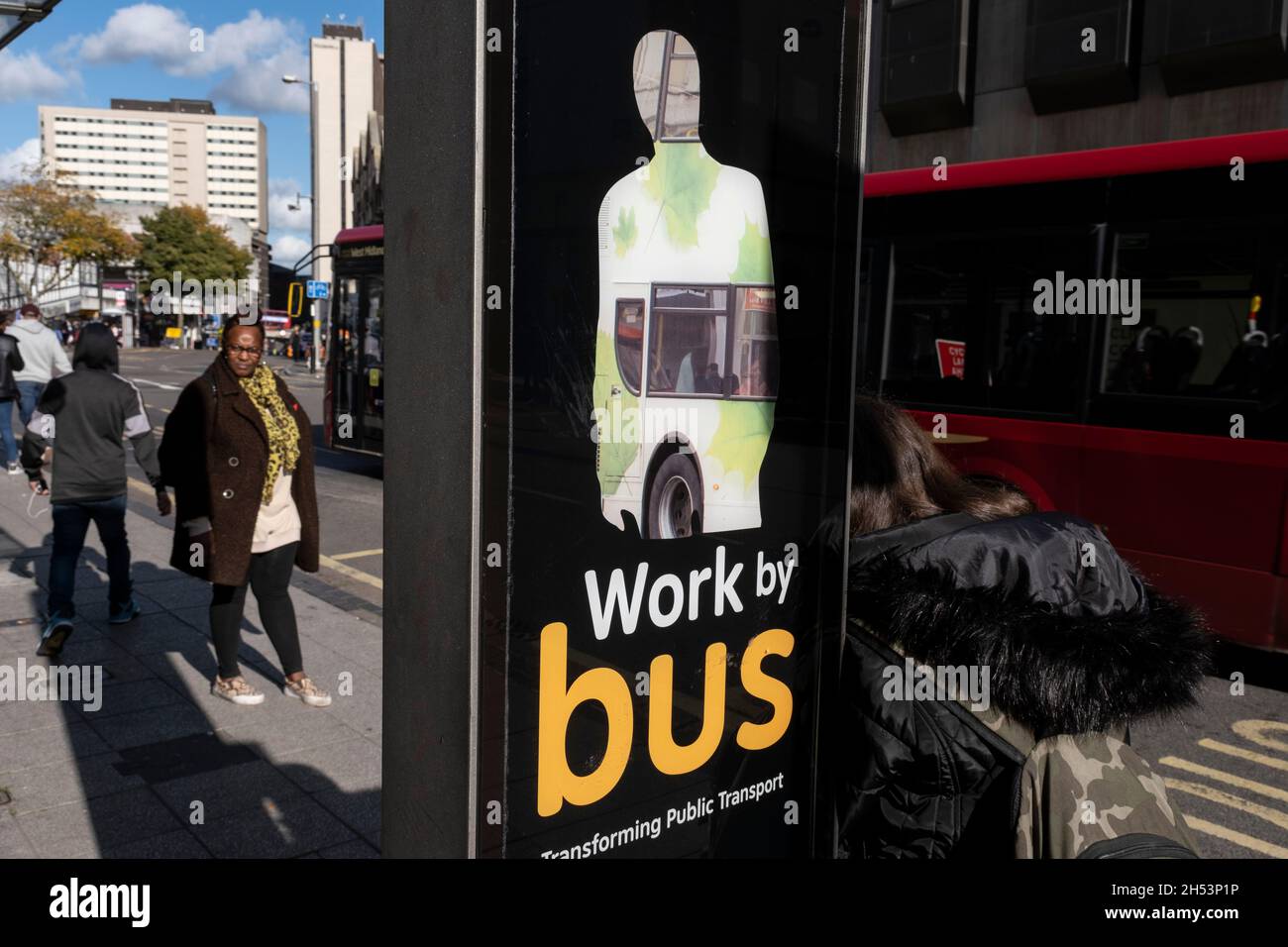 Bushaltestelle Szene mit Menschen warten auf Busse in der Innenstadt am 15. Oktober 2021 in Birmingham, Großbritannien. Der Stadtrat von Birmingham prüft und plant derzeit eine gesamte Verkehrsstrategie unter dem Namen Birmingham Connected, deren Planung viele lokale Kontroversen ausgelöst hat. Stockfoto