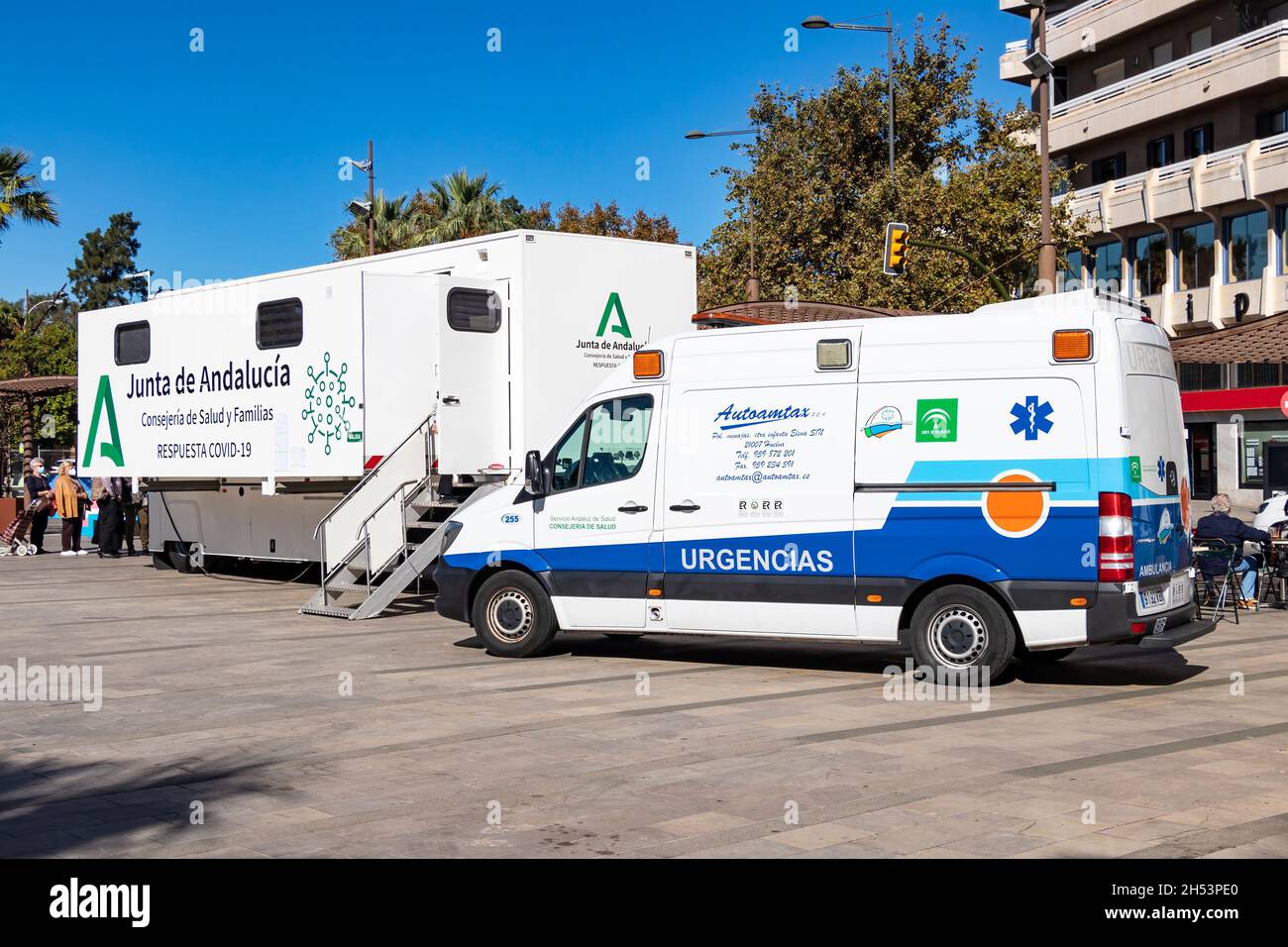 Huelva, Spanien - 5. November 2021:Mobile Impfung gegen Covid-19-Coronavirus und Grippeimpfstoff Stockfoto