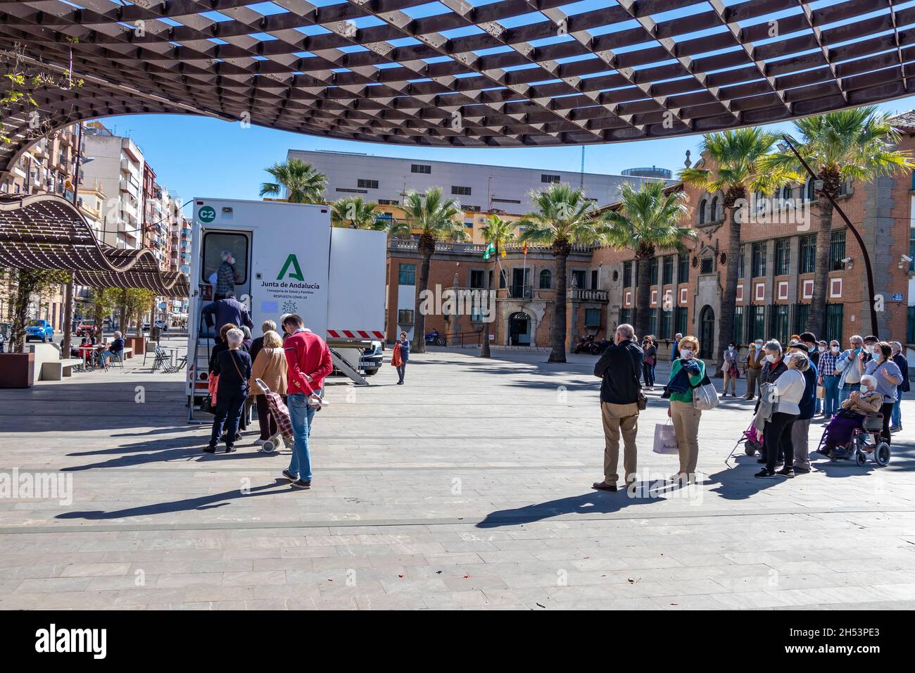 Huelva, Spanien - 5. November 2021:Mobile Impfung gegen Covid-19-Coronavirus und Grippeimpfstoff Stockfoto