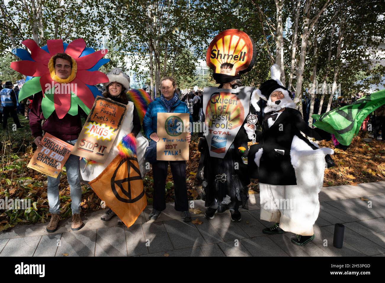Am 6. November 2021 versammeln sich in Birmingham, Großbritannien, Demonstranten, die sich mit dem Thema Alice in Wonderland zum Schutz der biologischen Vielfalt einsetzen, um die ‘Global Day of Action’ der COP26 Coalition zu unterstützen und zu schützen. Während sich die Staats- und Regierungschefs zur Klimakonferenz der Vereinten Nationen versammeln, marschierten Menschen in Städten auf der ganzen Welt für starke, dringende Maßnahmen, die gegen Natur und Klima ergriffen werden müssen. Der Protest hat das Ziel, unsere Landschaften und Wildräume für die Natur zu schützen, wiederherzustellen und effektiv zu verwalten, in der Nähe von ‘leben, arbeiten und spielen, wir schaffen nicht nur Bene Stockfoto