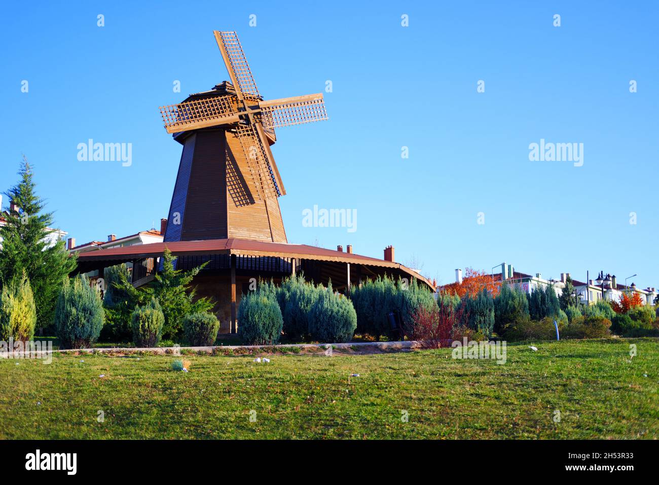 Retro Holz Windmühle Turm an einem sonnigen Tag mit klarem Himmel in Eskisehir Türkei Stockfoto