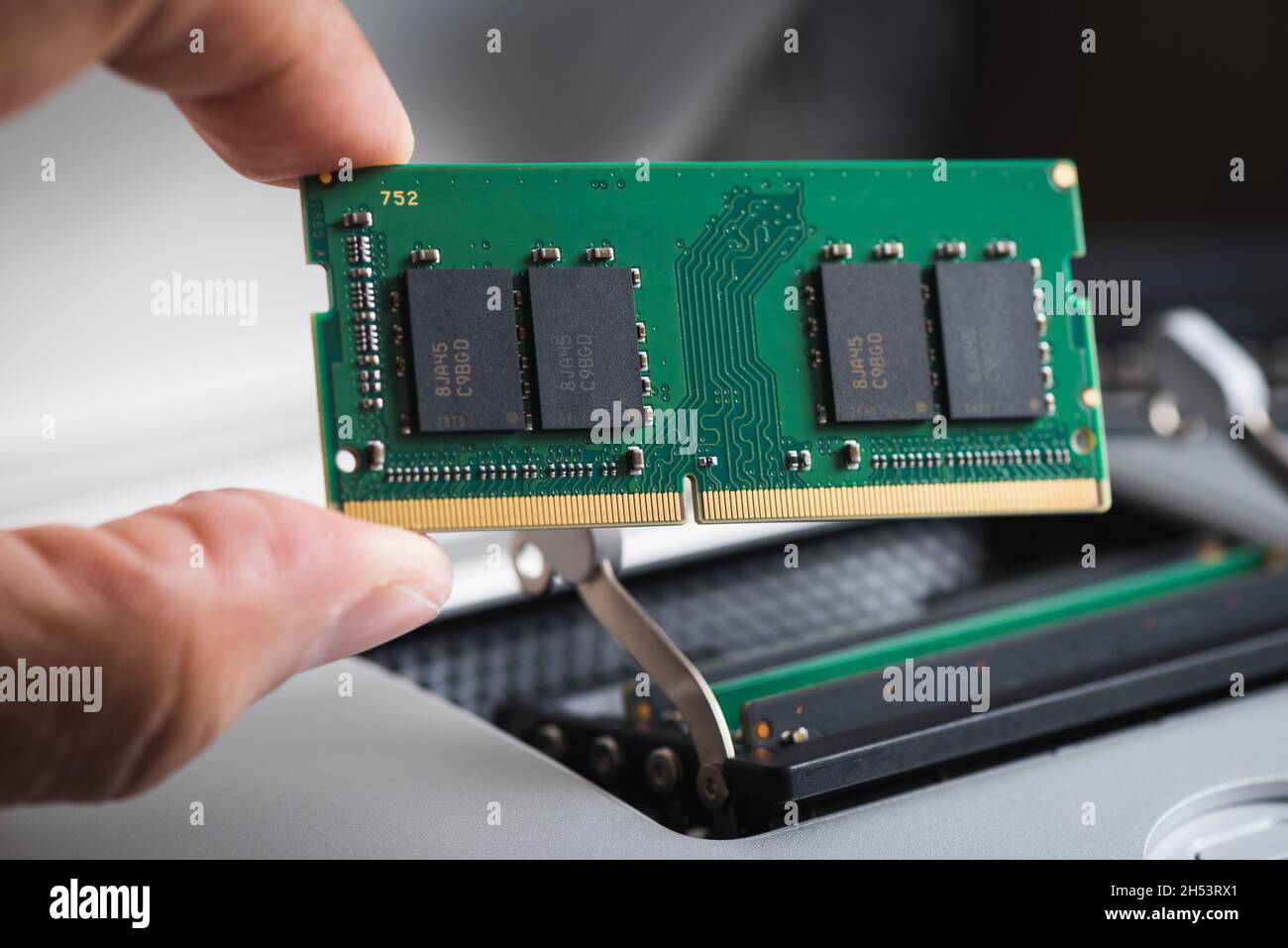 Aktualisierung des PC-Konzepts. Das neue Speichermodul oder den RAM (Random Access Memory) ganz aus der Nähe öffnen. Das DDR4 Speichermodul mit 260 Pins. Stockfoto