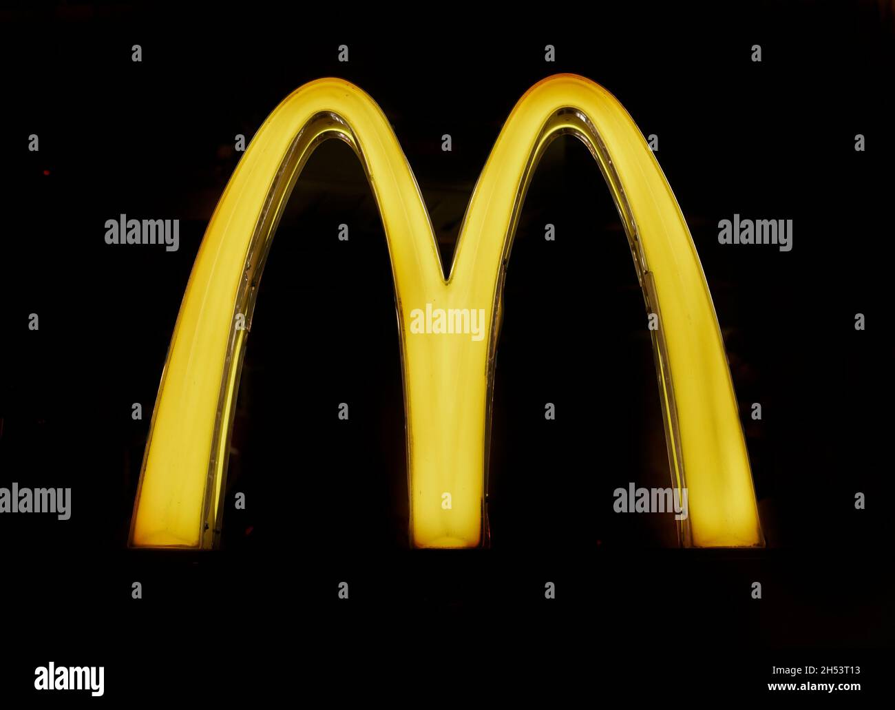 Ein Markenbrief M von einer McDonald's-Fahrt in einem Restaurant, das in einem Antiquitätengeschäft in Santa Fe, New Mexico, zum Verkauf steht. Stockfoto