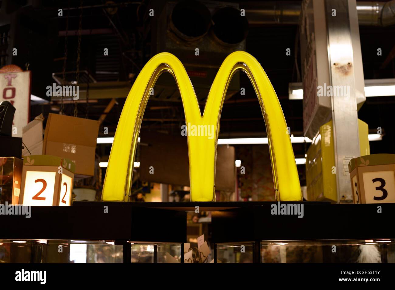 Ein Markenbrief M von einer McDonald's-Fahrt in einem Restaurant, das in einem Antiquitätengeschäft in Santa Fe, New Mexico, zum Verkauf steht. Stockfoto
