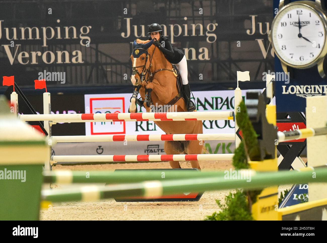 Verona, Italien. November 2021. Jessica Springsteen USA during Longines FEI Jumping World Cup 2021, International Horse Riding in Verona, Italy, November 05 2021 Credit: Independent Photo Agency/Alamy Live News Stockfoto