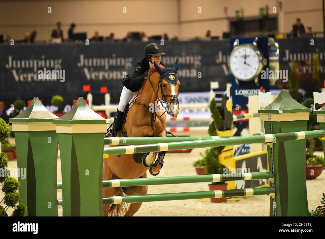 Verona, Italien. November 2021. Jessica Springsteen USA during Longines FEI Jumping World Cup 2021, International Horse Riding in Verona, Italy, November 05 2021 Credit: Independent Photo Agency/Alamy Live News Stockfoto