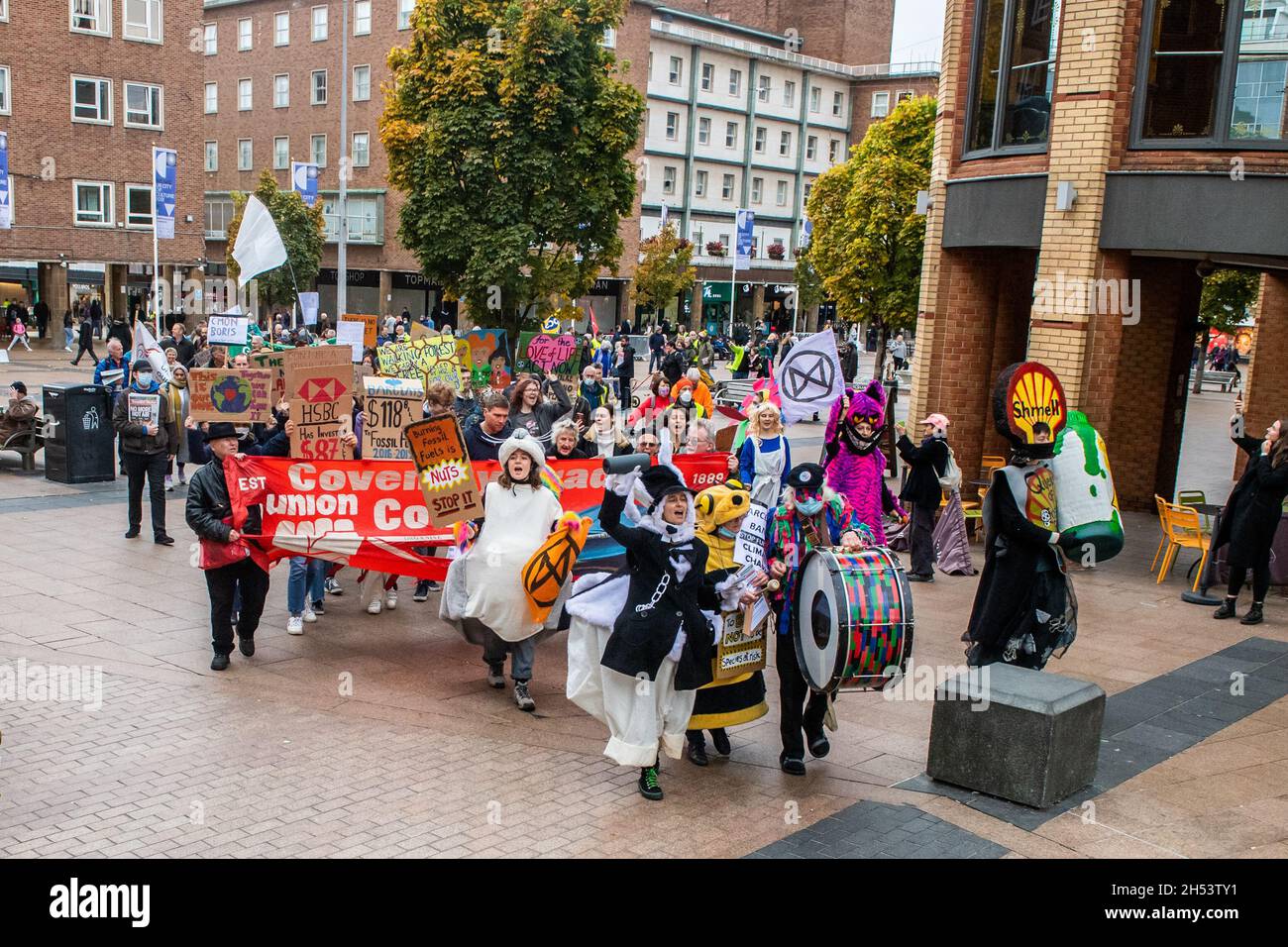 Coventry, West Midlands, Großbritannien. November 2021. Anlässlich der COP26-Konferenz in Glasgow fand heute in Coventry ein Klimaprotest statt. Etwa 100 Menschen protestierten im Stadtzentrum von Coventry, bevor sie nach Birmingham weiterreisten, um sich dem Protest anzuschließen. Quelle: AG News/Alamy Live News Stockfoto