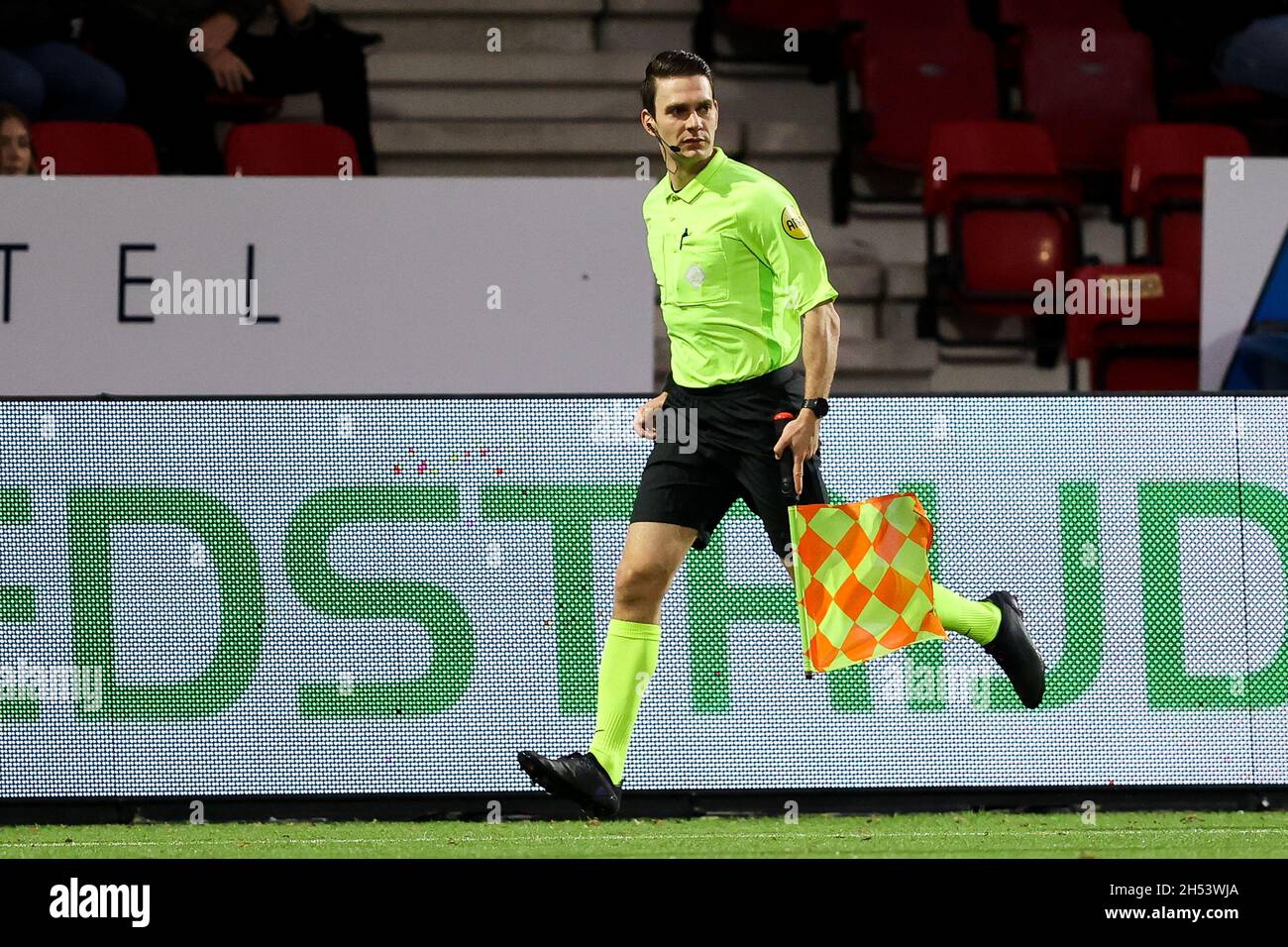 VELSEN-ZUID, NIEDERLANDE - 6. NOVEMBER: Assistenzschiedsrichter Dyon Fikkert während des niederländischen Keukenkampioendivisie-Spiels zwischen Telstar und Excelsior im BUKO-Stadion am 6. November 2021 in Velsen-Zuid, Niederlande (Foto: Hans van der Valk/Orange Picts) Stockfoto