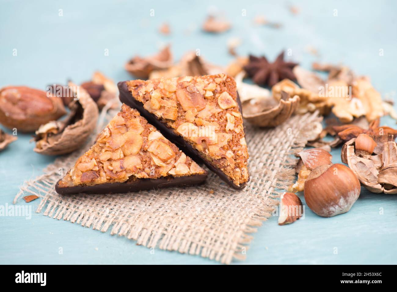 Nussecke, traditionelle deutsche Süßspeisen namens Nussecke, mit Schokolade überzogen, weihnachtsbacken Stockfoto