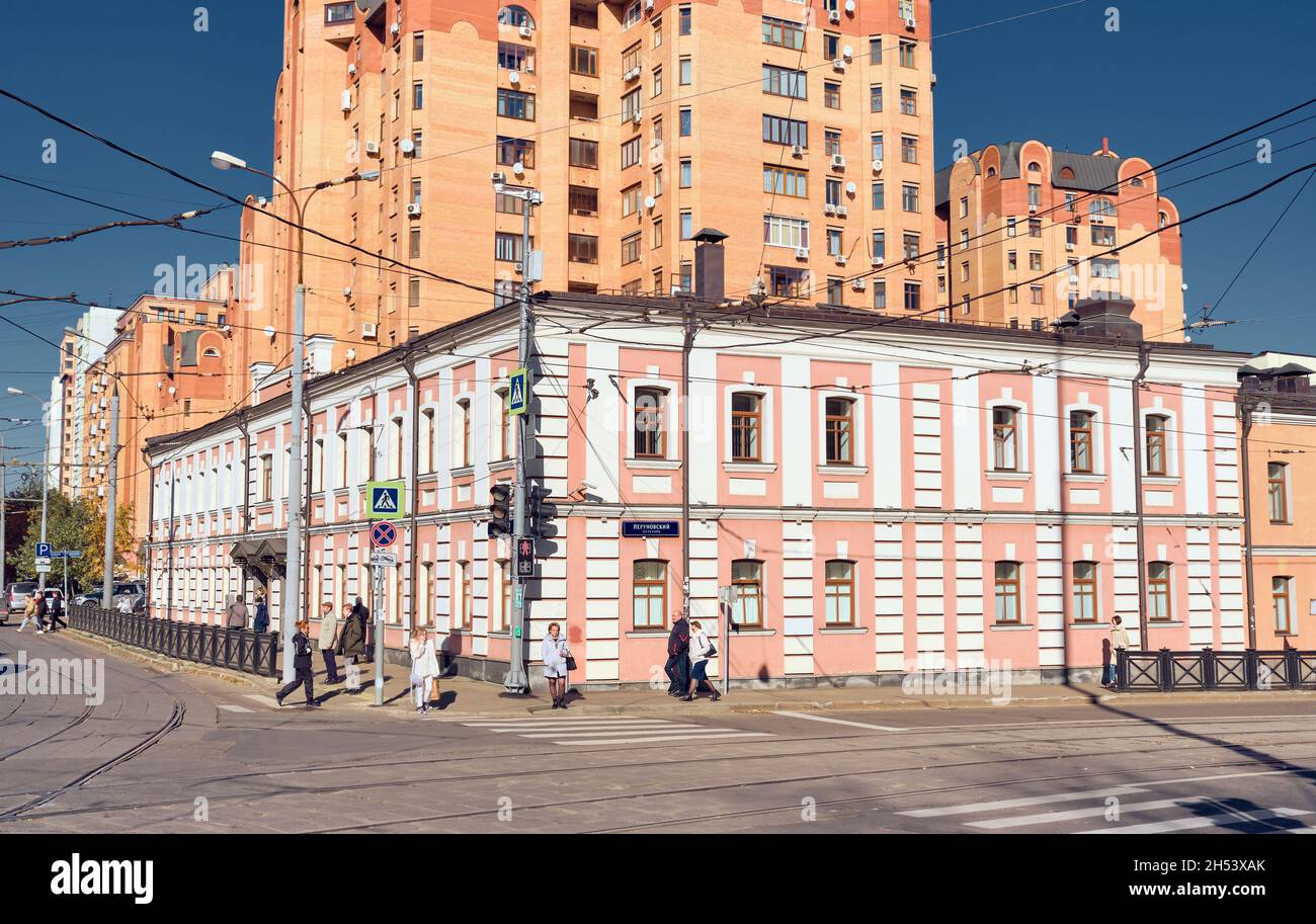 Institutionelles Gebäude, ein altes Haus aus dem Jahr 1898 an der Kreuzung der Tichwinskaja-Straße und der Perunowski-Straße: Moskau, Russland - 06. Oktober 2021 Stockfoto