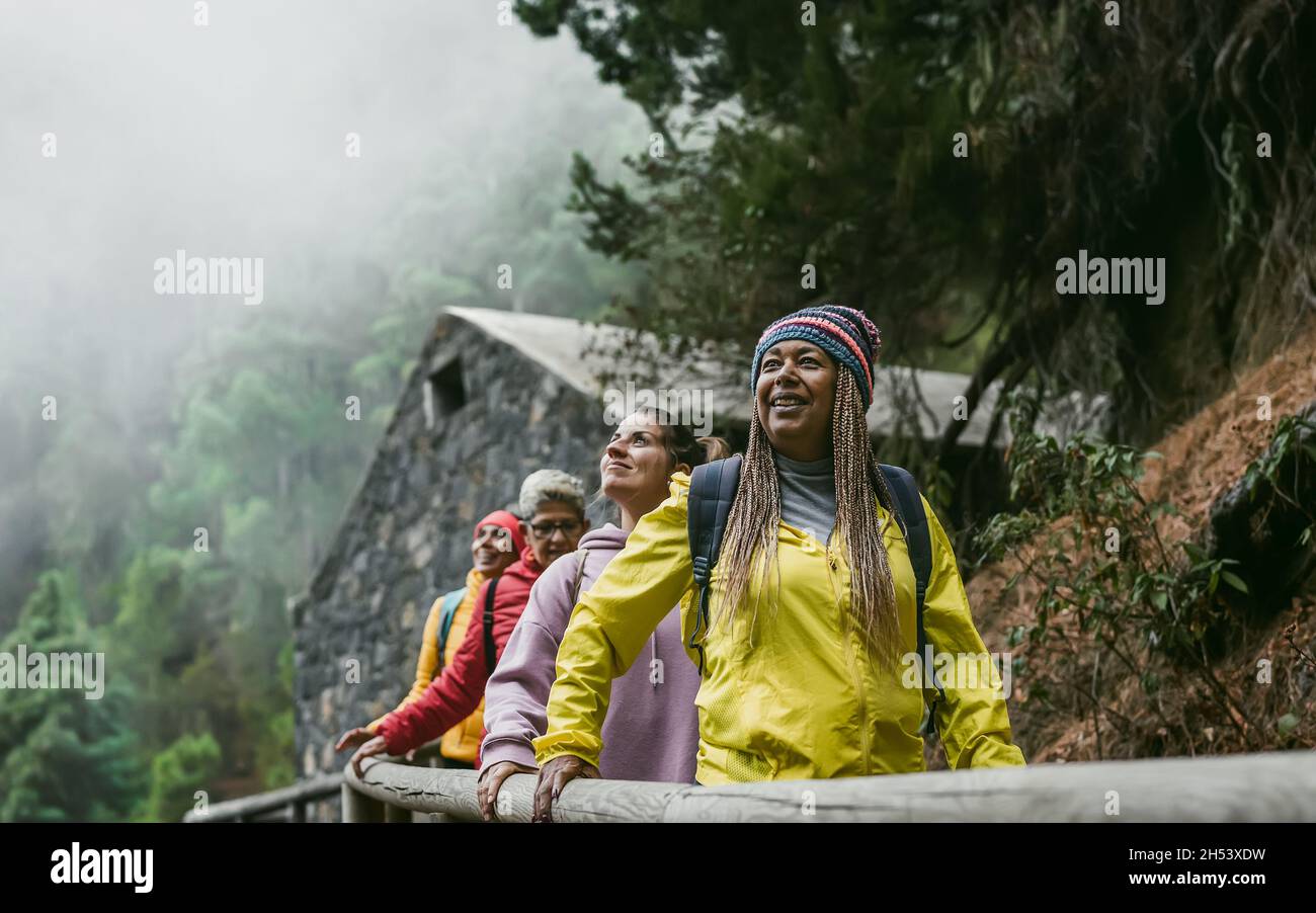 Gruppe von Frauen mit unterschiedlichen Alters und Ethnien Spaß beim Wandern in nebligen Wald - Abenteuer und Reisen Menschen Konzept Stockfoto