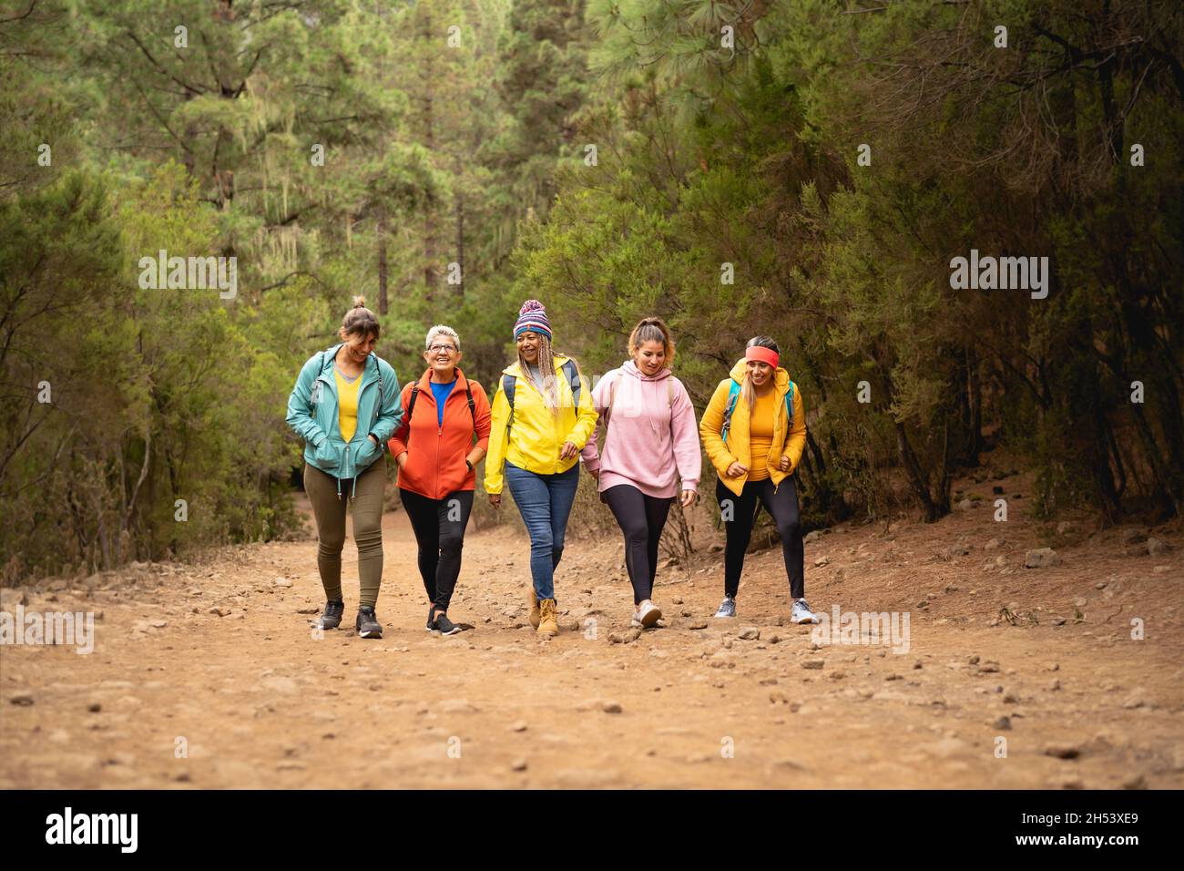 Gruppe von Frauen mit unterschiedlichen Alters und Ethnien Spaß beim Wandern in nebligen Wald - Abenteuer und Reisen Menschen Konzept Stockfoto
