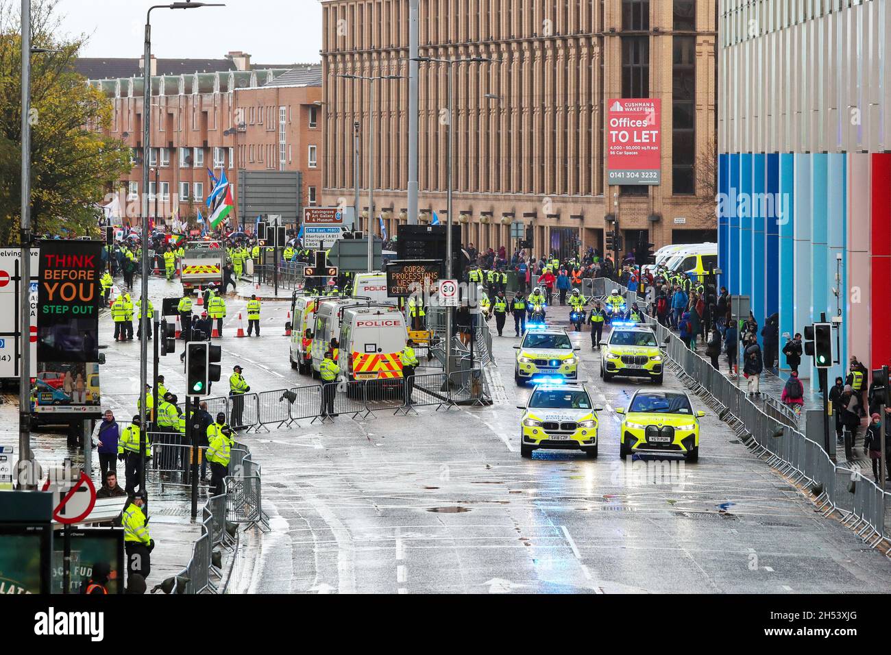 Glasgow, Großbritannien. November 2021. Trotz des schlechten Wetters und heftigen Regens nahmen schätzungsweise 100,000 Menschen an einem internationalen marsch durch das Stadtzentrum von Glasgow Teil, um den Klimawandel während der Konferenz Cop 26 zu unterstützen. Dies war einer von mehreren ähnlichen Märschen, die in ganz Großbritannien organisiert wurden. Kredit: Findlay/Alamy Live Nachrichten Stockfoto