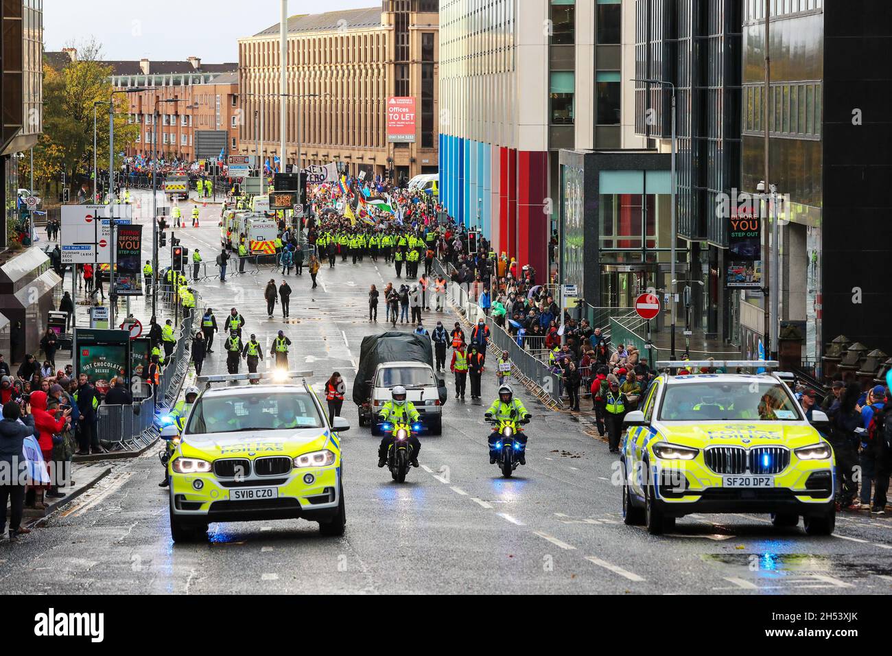 Glasgow, Großbritannien. November 2021. Trotz des schlechten Wetters und heftigen Regens nahmen schätzungsweise 100,000 Menschen an einem internationalen marsch durch das Stadtzentrum von Glasgow Teil, um den Klimawandel während der Konferenz Cop 26 zu unterstützen. Dies war einer von mehreren ähnlichen Märschen, die in ganz Großbritannien organisiert wurden. Kredit: Findlay/Alamy Live Nachrichten Stockfoto