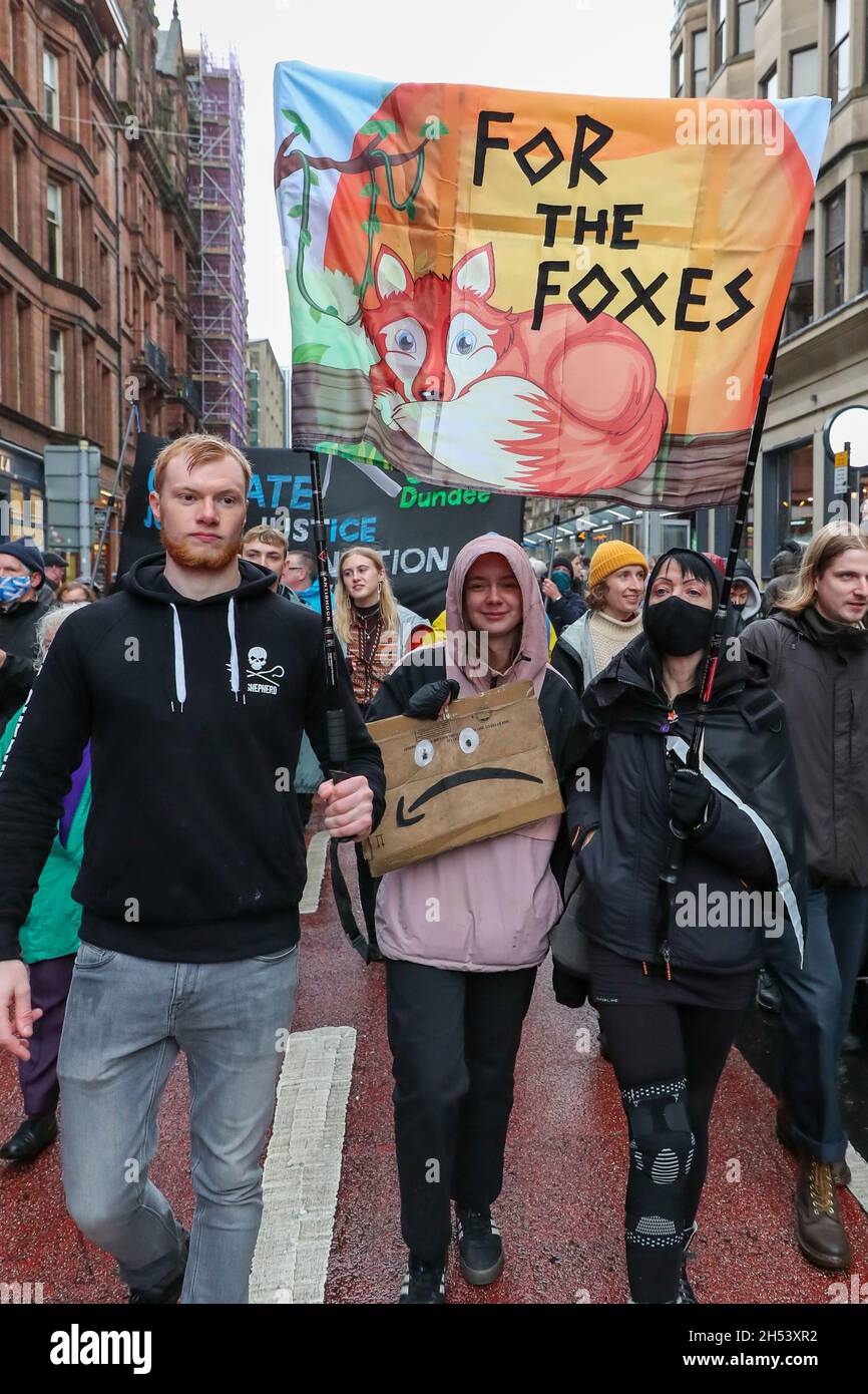 Glasgow, Großbritannien. November 2021. Trotz des schlechten Wetters und heftigen Regens nahmen schätzungsweise 100,000 Menschen an einem internationalen marsch durch das Stadtzentrum von Glasgow Teil, um den Klimawandel während der Konferenz Cop 26 zu unterstützen. Dies war einer von mehreren ähnlichen Märschen, die in ganz Großbritannien organisiert wurden. Kredit: Findlay/Alamy Live Nachrichten Stockfoto