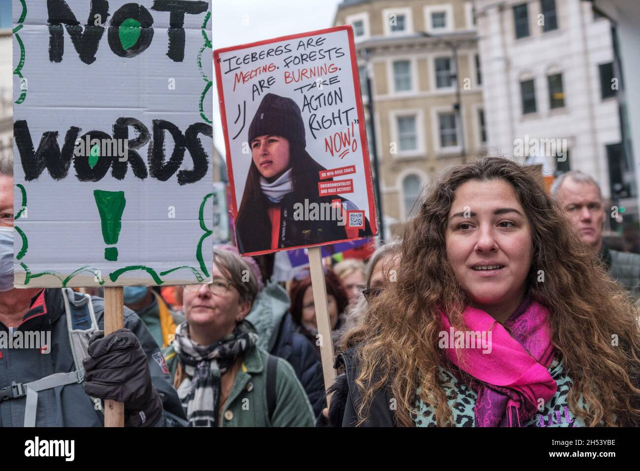 London, Großbritannien. November 2021. Viele Tausende marschieren von der Bank durch London zu einer Kundgebung am Trafalgar Square im Rahmen eines Global Day of Action for Climate Justice während des Glasgow COP26 Global Climate Summit. Indigene Bewegungen, Gemeinschaften an vorderster Front, Gewerkschaften, Gruppen für Rassengerechtigkeit, Jugendstreiker, Landarbeiter, Bauern, NGOs, Kampagnen von Volksgruppen, feministische Bewegungen und Glaubensgruppen protestierten hier und auf der ganzen Welt und forderten globale Klimagerechtigkeit. Peter Marshall/Alamy Live News Stockfoto