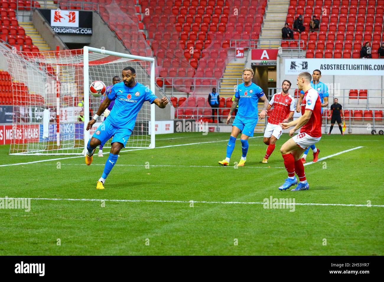 AESSAL New York Stadium, Rotherham, England - 6. November 2021 Liam Trotter (16) von Bromley mit einer großen Clearance - während des Spiels Rotherham gegen Bromley, Emirates FA Cup 2021/22, AESSEAL New York Stadium, Rotherham, England - 6. November 2021, Credit: Arthur Haigh/WhiteRoseFotos/Alamy Live News Stockfoto