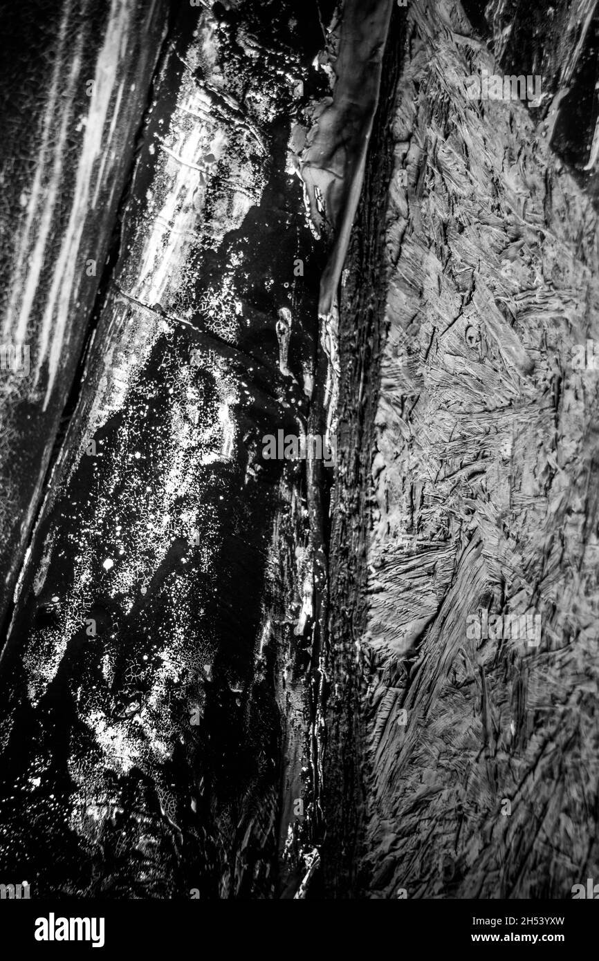Abstraktes Schwarz-Weiß-Bild der Nahaufnahme der Nissen-Hütte mit Textur, Licht und Schatten und Oberflächeninteresse. Keine Personen. Stockfoto