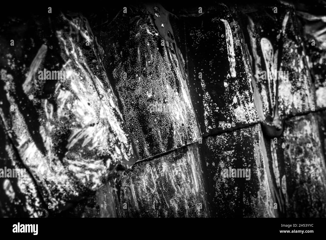 Abstraktes Schwarz-Weiß-Bild der strukturierten Oberfläche auf der alten Nissen-Hütte in Stanton, Suffolk. Keine Personen. Stockfoto