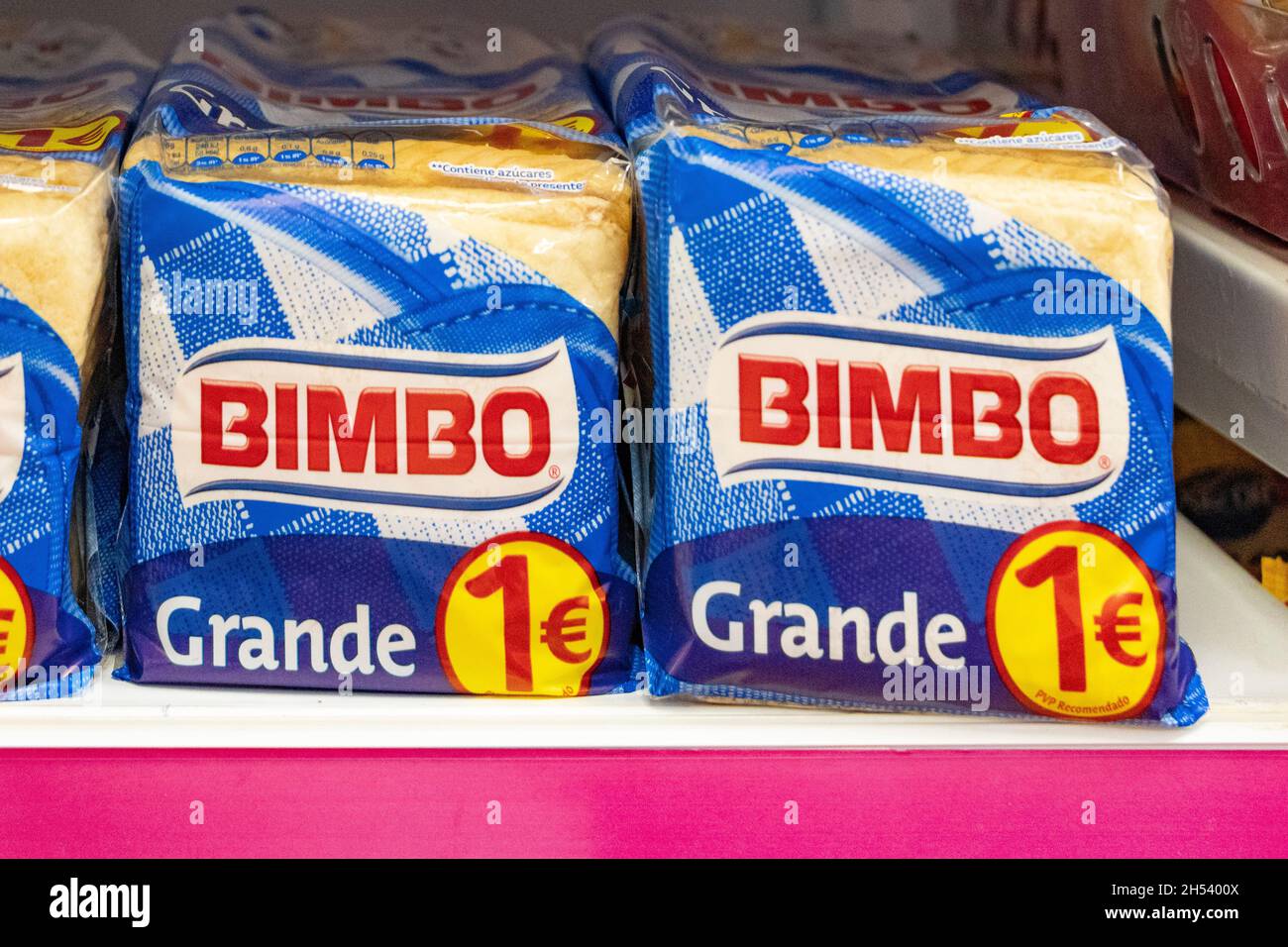Gestapelte Brote der Marke Bimbo in Scheiben geschnittenes Brot in einem spanischen Supermarkt Stockfoto