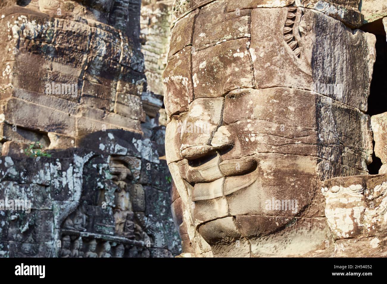 Das charakteristische Merkmal des Bayon sind seine monumentalen lächelnden Gesichter, die entweder Avalokiteshvara oder König Jayavarman VII. Selbst repräsentieren könnten Stockfoto