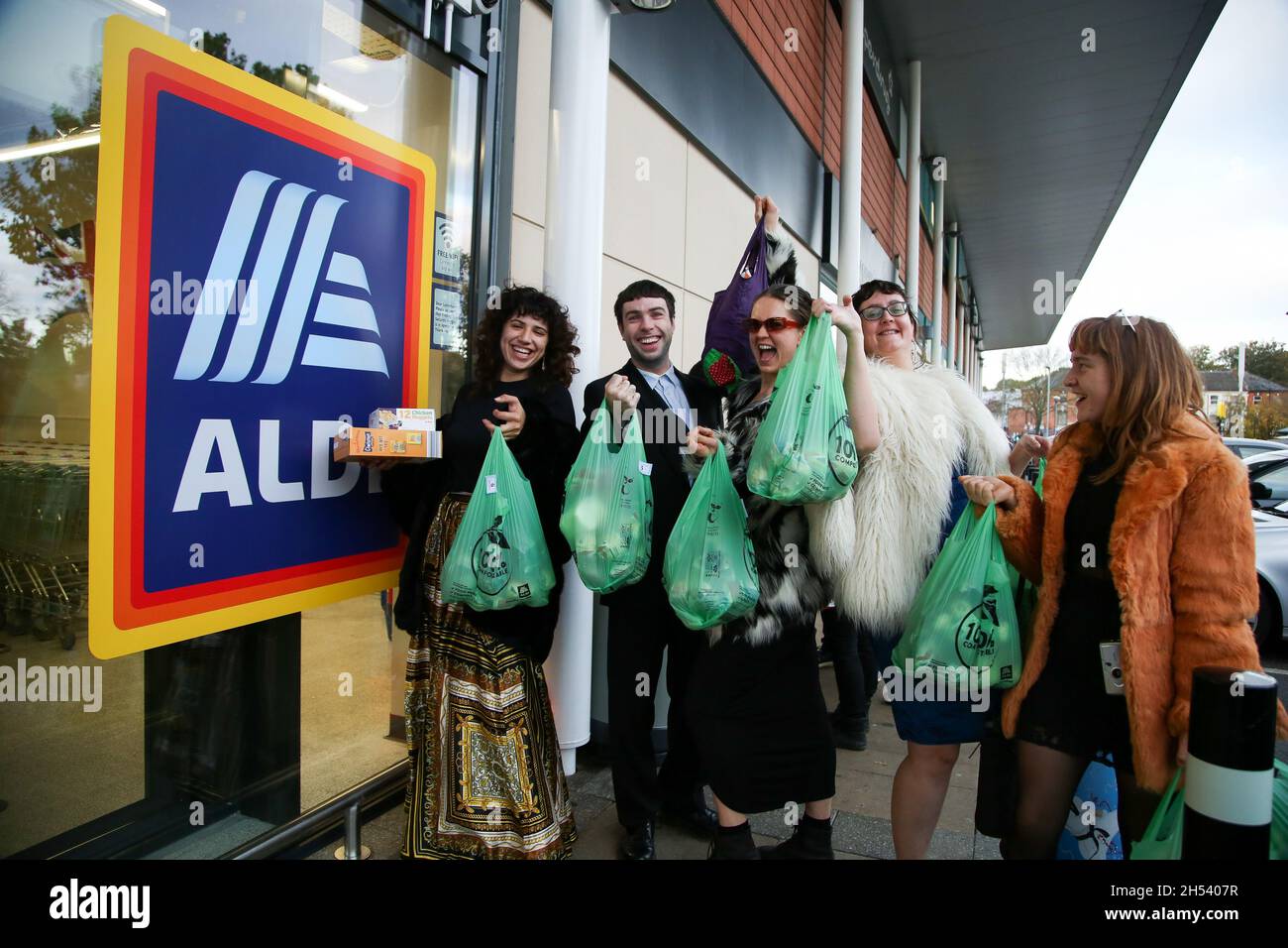 London, Großbritannien. Oktober 2021. Einkäufer mit Einkaufstaschen stehen vor einem Aldi-Supermarkt. Laut einer Studie von which? Wurde Aldi den zweiten Monat in Folge als billigster Supermarkt im Vereinigten Königreich ausgezeichnet und schlug seinen Rivalen Lidl. Welche? Im Oktober 2021 wurde ein Korb mit 23 Artikeln von Aldi gefunden, der im Vergleich zu £24.97 bei Lidl im Durchschnitt £24.24 kostete. (Foto: Dinendra Haria/SOPA Images/Sipa USA) Quelle: SIPA USA/Alamy Live News Stockfoto