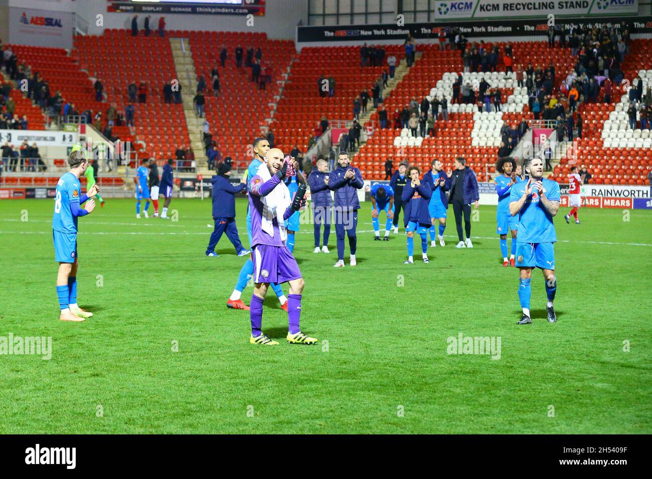 AESSAL New York Stadium, Rotherham, England - 6. November 2021 Bromley-Spieler applaudieren dort am Ende des Spiels - während des Spiels Rotherham gegen Bromley, Emirates FA Cup 2021/22, AESSEAL New York Stadium, Rotherham, England - 6. November 2021, Credit: Arthur Haigh/WhiteRosePhotos/Alamy Live News Stockfoto