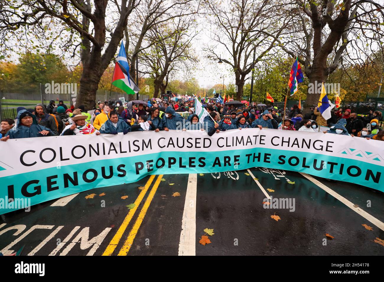 Tausende marschieren beim Globalen Aktionstag für Klimagerechtigkeit im Stadtzentrum von Glasgow in Schottland, wo die COP26-Klimakonferenz stattfindet Stockfoto