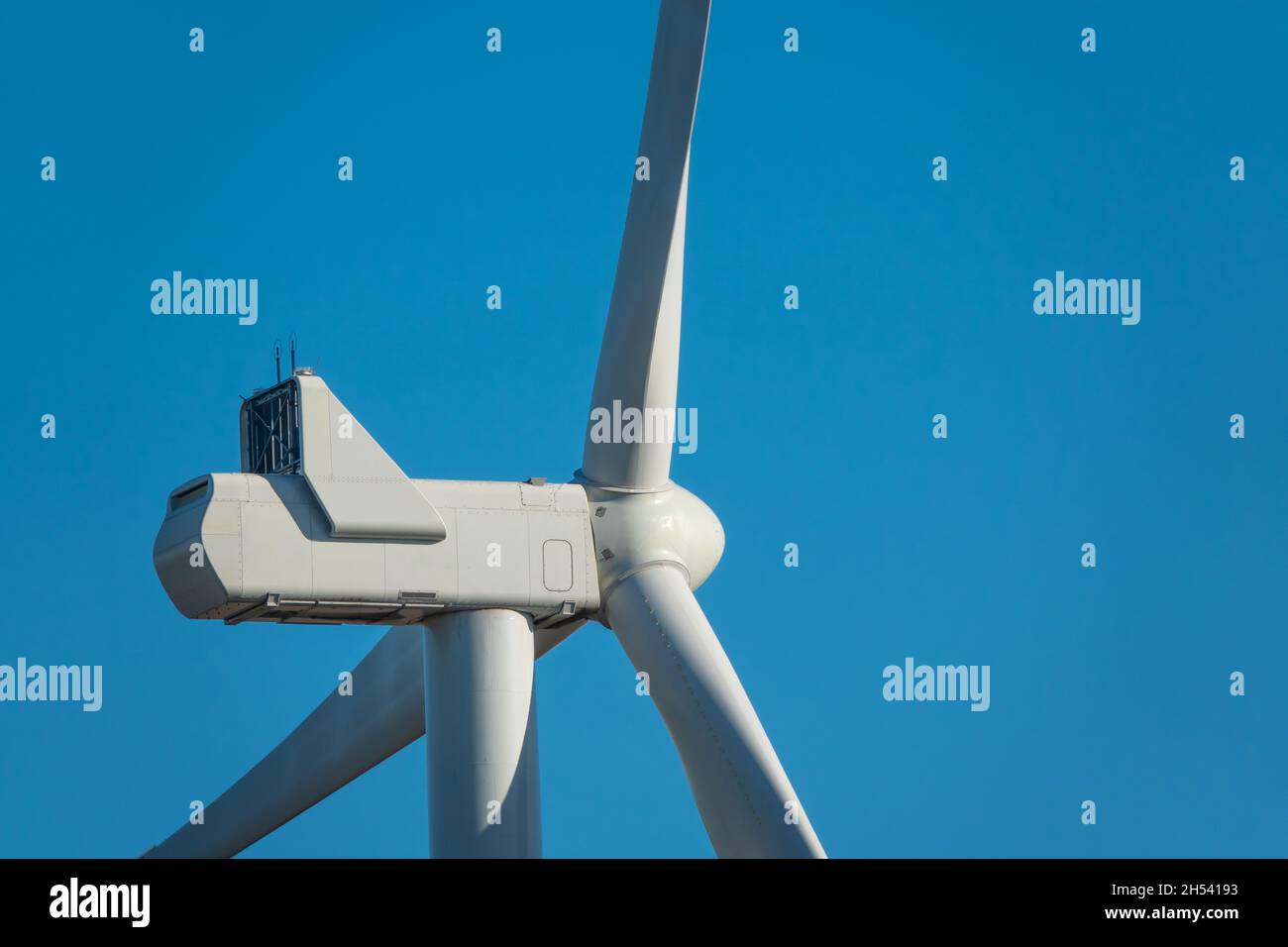 Windturbinen im offenen Gelände an windigen Tagen mit dunklen Wolken am Himmel. Alternative Stromerzeugung. Stockfoto