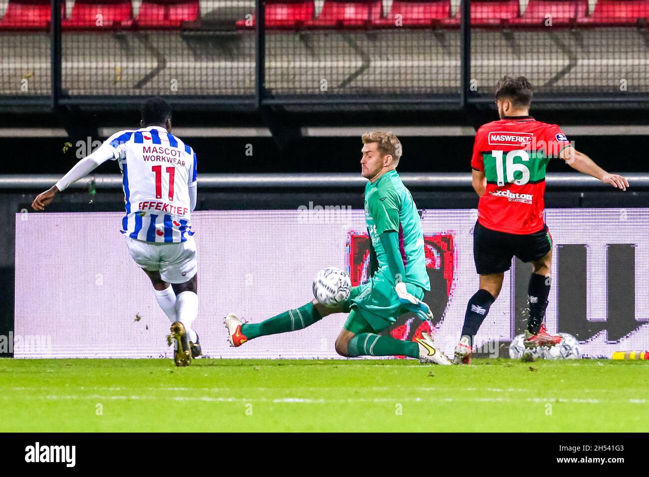 NIJMEGEN, NIEDERLANDE - 6. NOVEMBER: Anthony Musaba vom SC Heerenveen, Torwart Mattijs Branderhorst von N.E.C. während des niederländischen Eredivisie-Spiels zwischen NEC und SC Heerenveen am Goffertstadion am 6. November 2021 in Nijmegen, Niederlande (Foto: Broer van den Boom/Orange Picts) Stockfoto