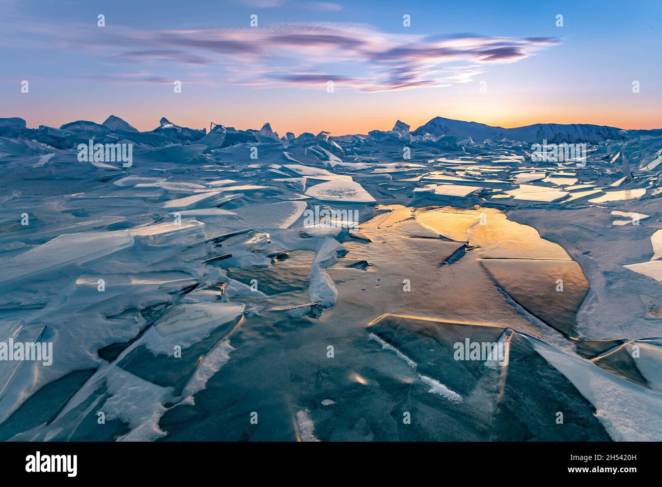 Eiswürfelplatz am Baikalsee bei Sonnenuntergang im Winter Stockfoto