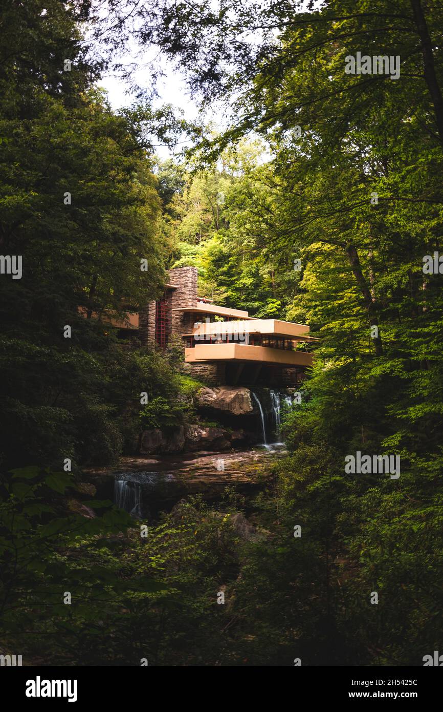 Ein klassisches Bild der Fallingwater-Heimatszene von flussabwärts in der Nähe von Ohiopyle, Pennsylvania. Stockfoto
