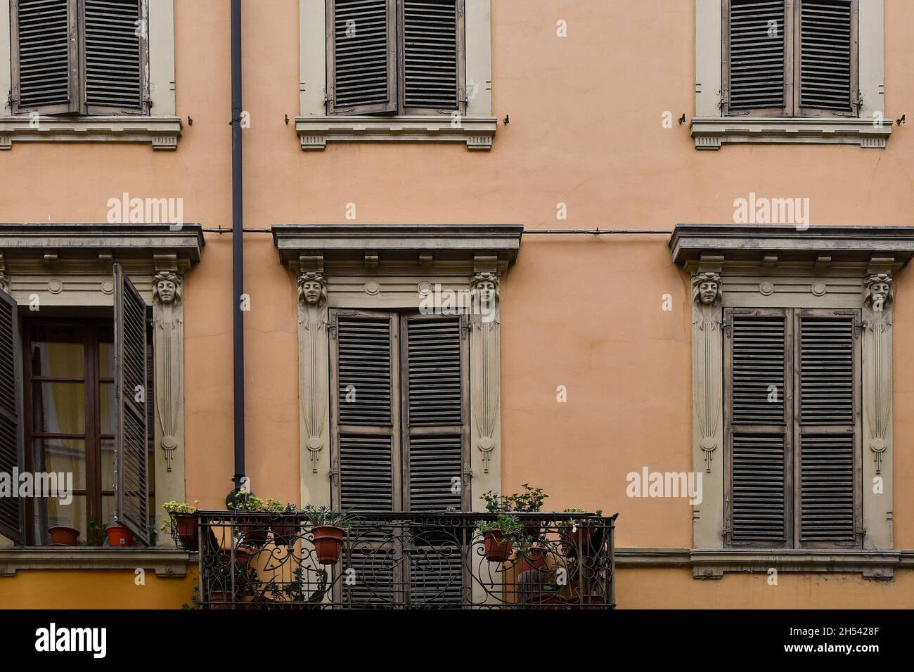 Detail der façade eines alten Gebäudes mit architektonischen Details im Jugendstil, Parma, Emilia-Romagna, Italien Stockfoto