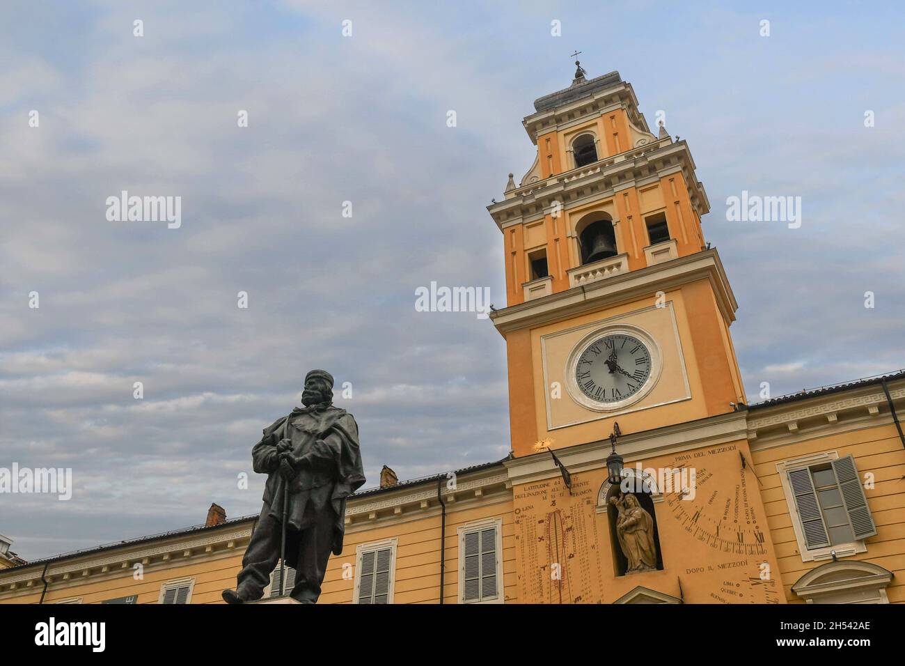 Blick in den Gouverneurspalast mit dem Stadtturm und der Statue von Giuseppe Garibaldi im Vordergrund, Parma, Emilia-Romagna, Italien Stockfoto