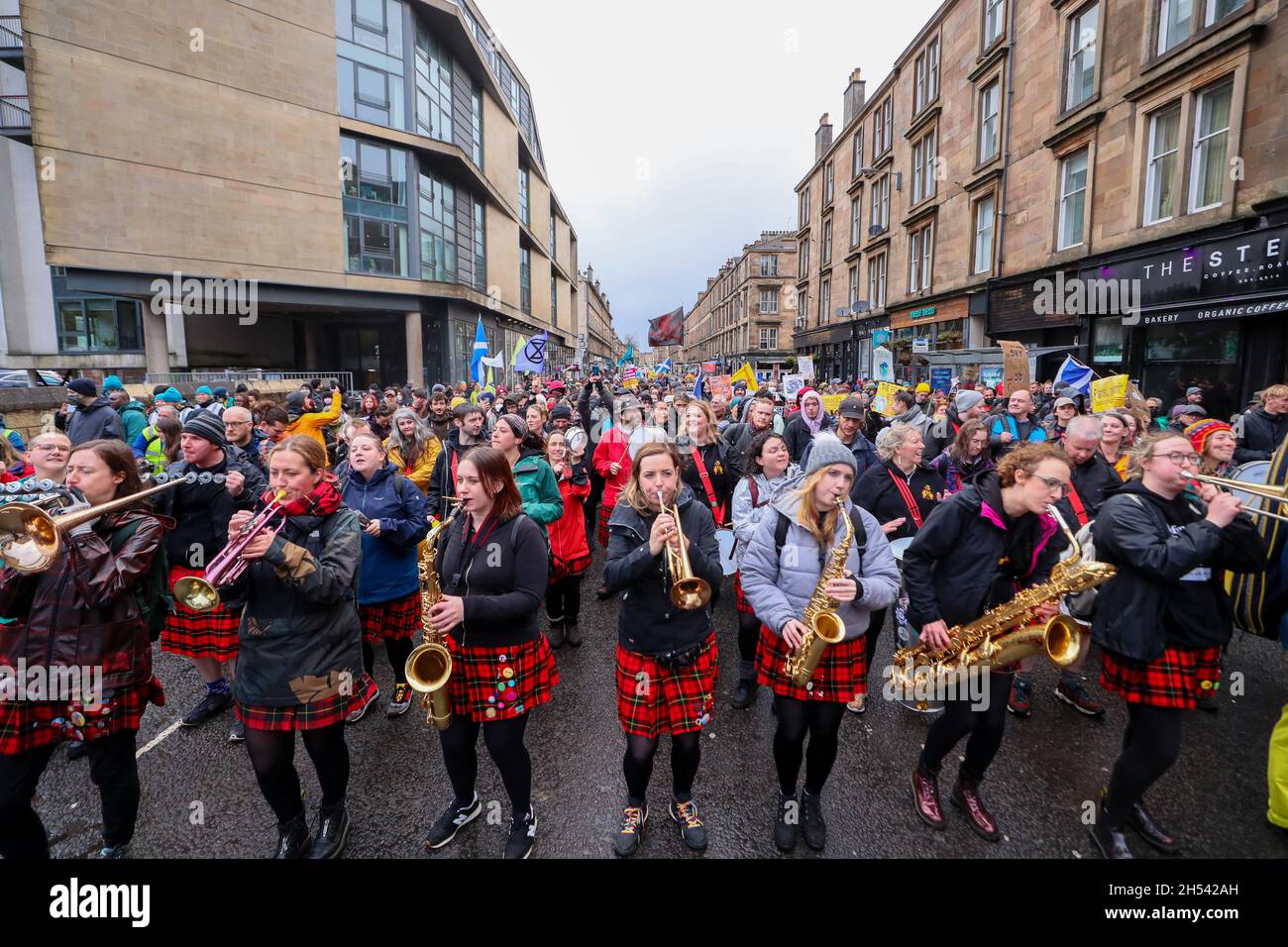 Tausende marschieren beim Globalen Aktionstag für Klimagerechtigkeit im Stadtzentrum von Glasgow in Schottland, wo die COP26-Klimakonferenz stattfindet Stockfoto