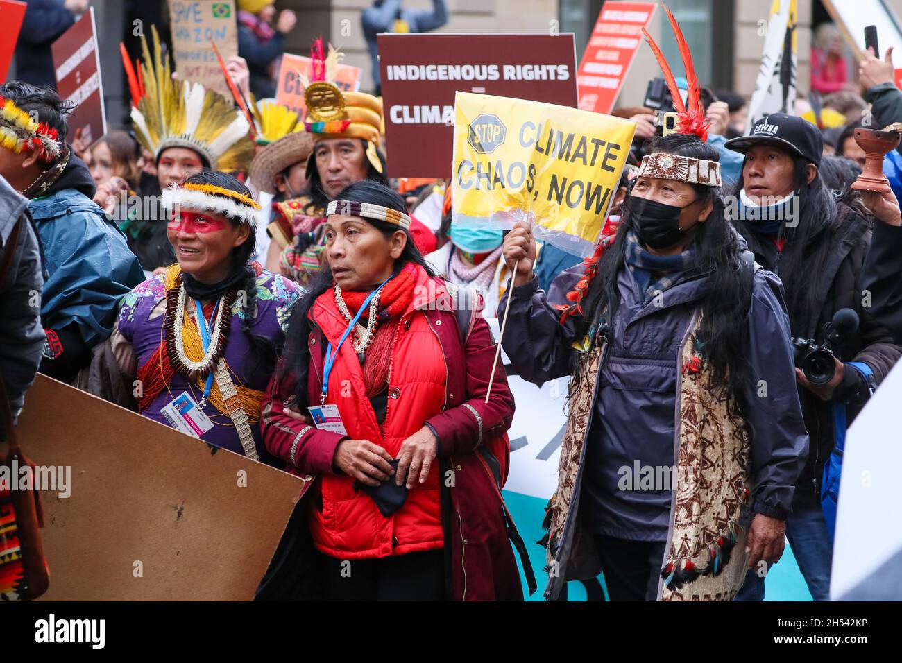 Tausende marschieren beim Globalen Aktionstag für Klimagerechtigkeit im Stadtzentrum von Glasgow in Schottland, wo die COP26-Klimakonferenz stattfindet Stockfoto