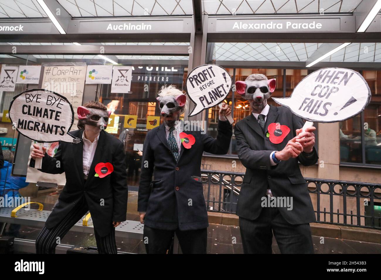 Tausende marschieren beim Globalen Aktionstag für Klimagerechtigkeit im Stadtzentrum von Glasgow, Schottland, wo die COP26-Klimakonferenz stattfindet. Stockfoto