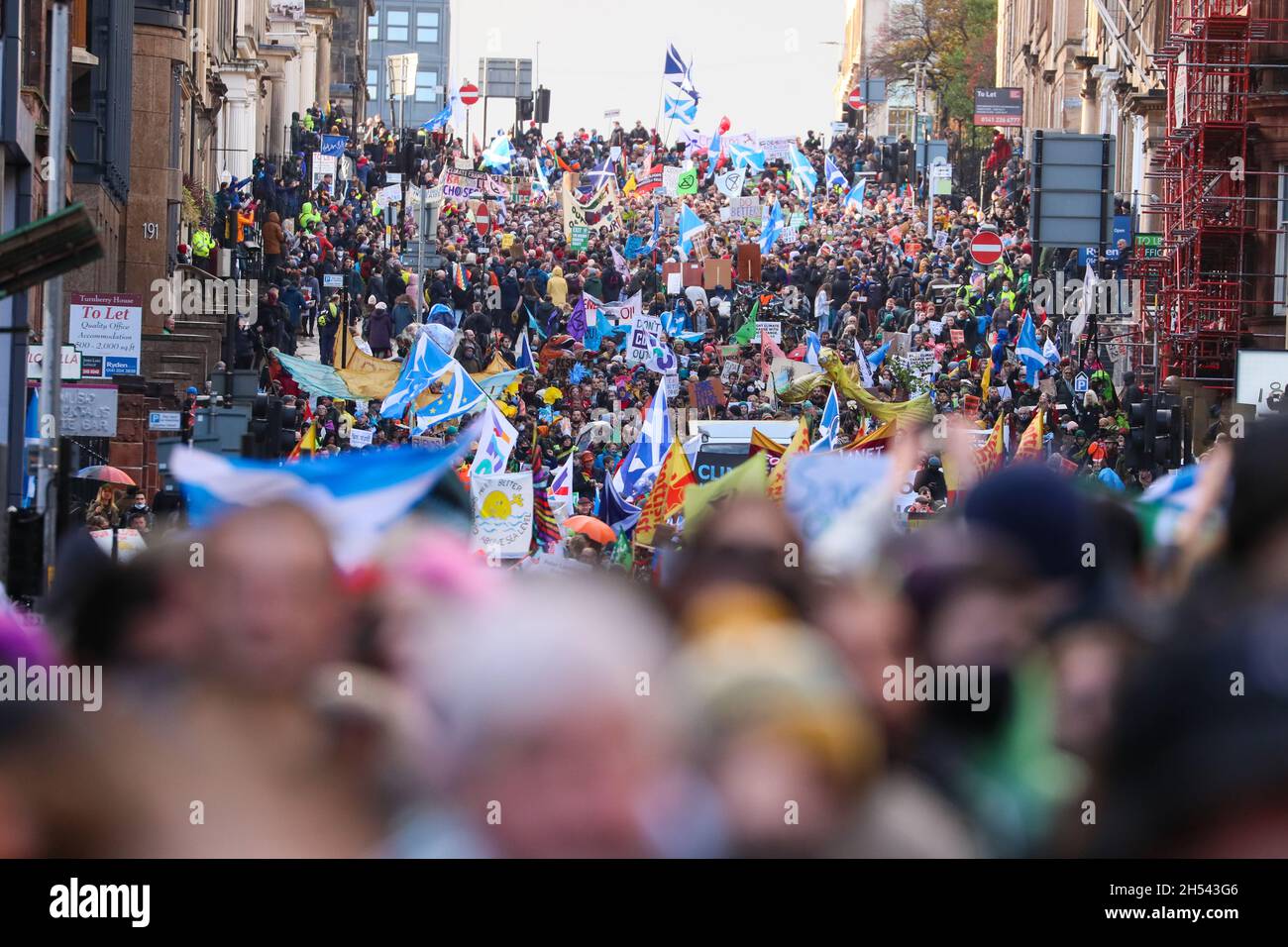 Tausende marschieren beim Globalen Aktionstag für Klimagerechtigkeit im Stadtzentrum von Glasgow, Schottland, wo die COP26-Klimakonferenz stattfindet. Stockfoto